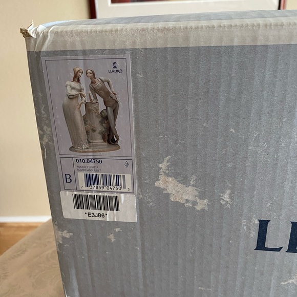 RETIRED 2005 ROMEO AND JULIET LLADRO PORCELAIN FIGURINE Item# 01004750 - Picture 7 of 16